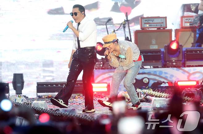 싸이와 지드래곤(오른쪽)이 지난 6월 28일 오후 인천 서구 인천아시아드 주경기장에서 열린 '싸이 흠뻑쇼 SUMMER SWAG 2025 - 인천'에서 멋진 공연을 선보이고 있다. 2025.6.28/뉴스1 ⓒ News1 권현진 기자