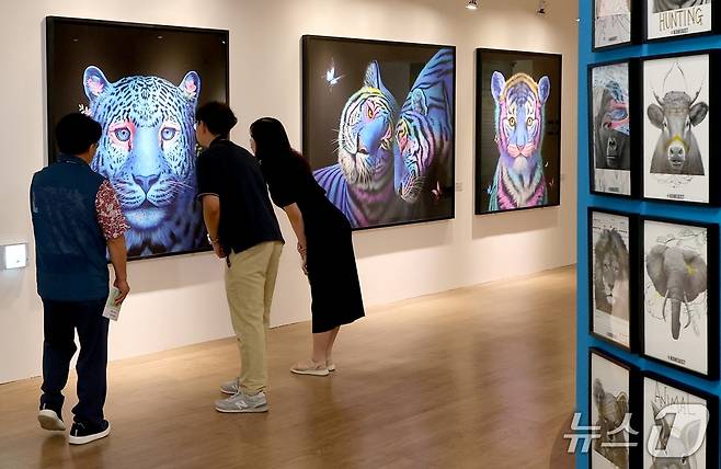 충북 괴산군이 7월 25일부터 농업역사박물관에서 전 중인 생태뮤지엄 특별전을 찾은 관람객이 해설사의 슬명을 듣고 있다.(괴산군 제공, 재판매 및 DB금지)/뉴스1