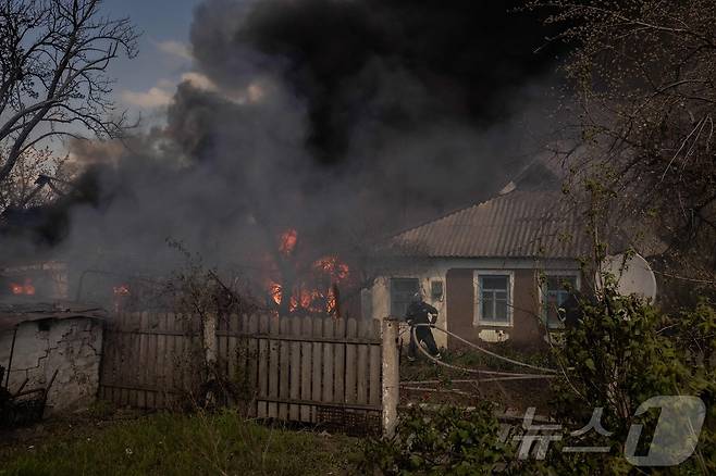 2025년 4월 22일 우크라이나 소방관들이 도네츠크 지역 포크롭스크 지구의 중심지에서 북쪽으로 약 25km 떨어진 체르니히브카 마을에서 러시아의 공격을 받은 주택의 화재를 진압하고 있다.ⓒ AFP=뉴스1