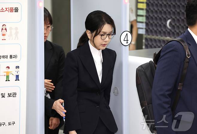 윤석열 전 대통령 배우자 김건희 여사가 12일 오후 서울 서초구 서울중앙지방법원에서 자본시장법과 알선수재, 정치자금법 위반 혐의에 대한 구속 전 피의자 심문(영장실질심사)을 마치고 법정을 나서고 있다. 2025.8.12/뉴스1 ⓒ News1 사진공동취재단