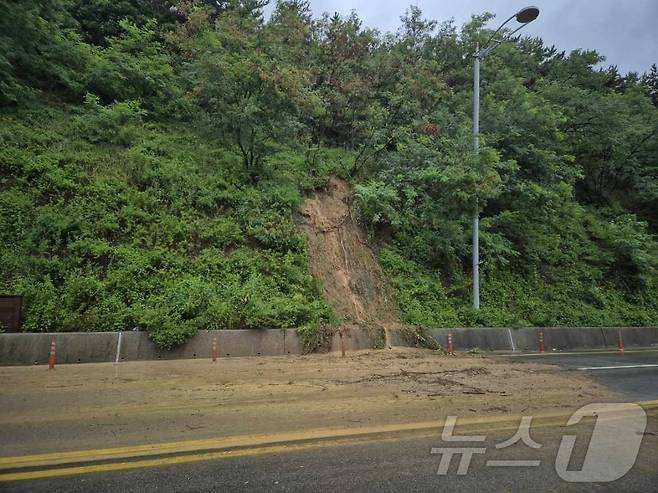 인천시 중구 남북동 도로에서 비탈면이 유실된 모습.(인천시 제공. 재배포 및 DB금지)2025.8.13/뉴스1 ⓒ News1 박소영 기자