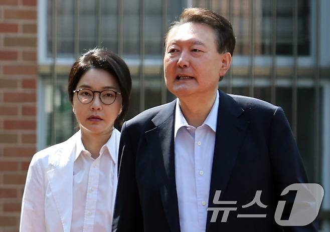 윤석열 전 대통령과 김건희 여사가 제 21대 대통령 선거일인 지난 6월 3일 오전 서울 서초구 원명초등학교에 마련된 서초4동 제3투표소에서 투표하기위해 이동하고 있다. (공동취재) 2025.6.3/뉴스1 ⓒ News1 김명섭 기자