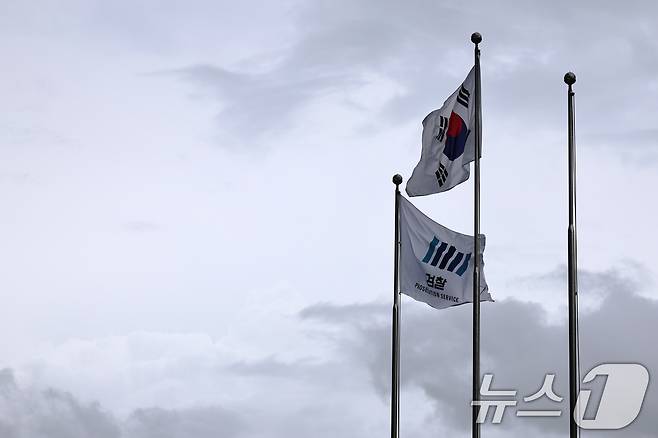 13일 서울 서초구 대검찰청에 태극기와 검찰기가 나란히 바람에 흔들리고 있다. 국정기획위원회는 이날 검찰청 폐지와 공소청·중대범죄수사청 신설 등 권력기관의 권한 개혁이 포함된 국정운영 5개년 계획안을 발표했다. 2025.8.13/뉴스1 ⓒ News1 구윤성 기자