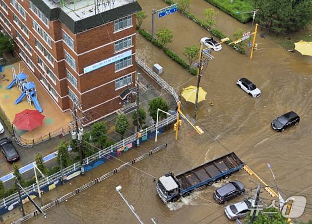 13일 오전 많은 비가 내리면서 인천 서구의 도로가 침수돼있다. (독자제공.재판매 및 DB금지)2025.8.13/뉴스1