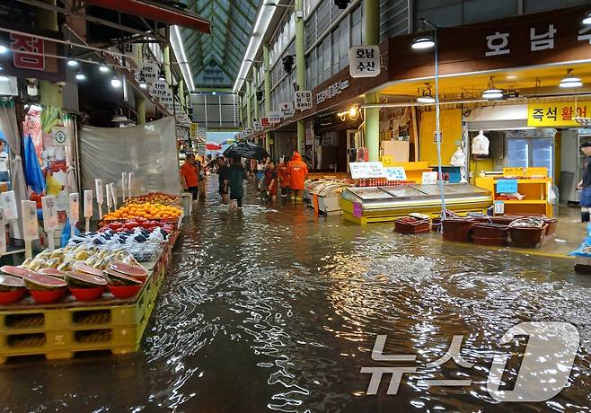 13일 오전 많은 비로 인천 서구 정서진중앙시장이 침수돼있다. (인천소방본부 제공.재판매 및 DB금지)2025.8.13/뉴스1