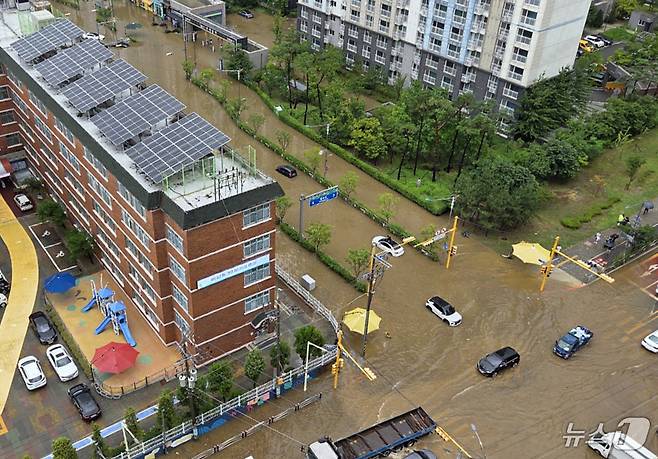 13일 오전 많은 비가 내리면서 인천 서구의 도로가 침수돼있다. (독자제공.재판매 및 DB금지)2025.8.13/뉴스1