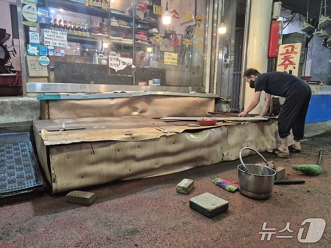 E 씨가 진열대를 줄자로 측정하고 있다.이시명기자/뉴스1