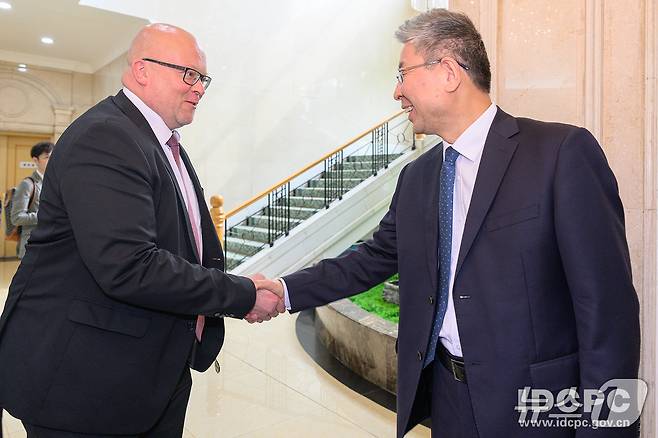 마후이 중국 대외연락부 부부장이 13일 베이징에서 미코 하우탈라 노키아 글로벌 최고 정부 업무 책임자와 만났다. (사진출처=대외연락부 홈페이지)