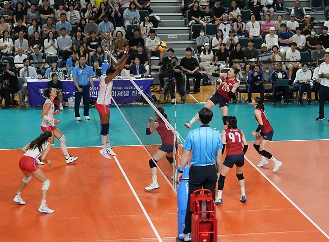 2025 코리아인비테이셔널 진주국제여자배구대회 2차전을 치르는 한국여자배구대표팀(대한배구협회 제공)