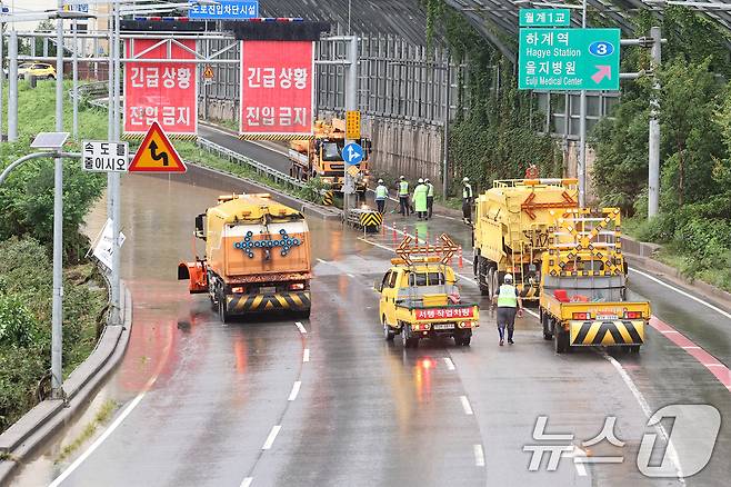 서울 동북·서북권에 호우경보가 발령된 13일 서울 노원구 월계동을 지나 흐르는 중랑천이 범람해 동부간선도로 차량통행이 통제되고 있다. 2025.8.13/뉴스1 ⓒ News1 민경석 기자