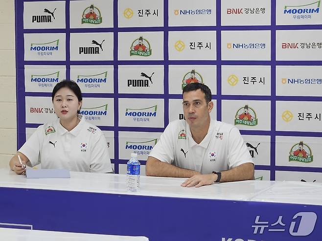 페르난도 모랄레스 여자배구 대표팀 감독(오른쪽)ⓒ News1 안영준 기자