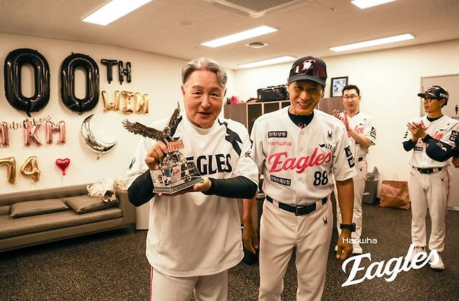 김경문 감독이 1000승 기념 트로피를 들고 웃어 보이고 있다. 사진 | 한화 이글스