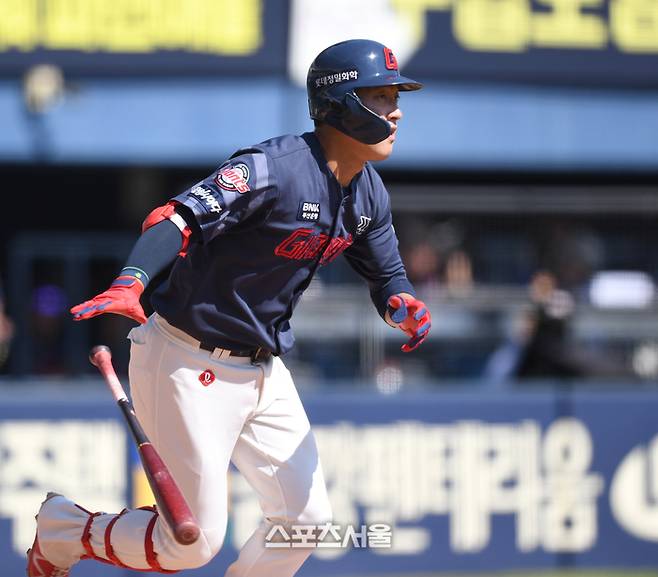 롯데 노진혁이 타구를 바라보고 있다. 잠실 | 최승섭기자 thunder@sportsseoul.com