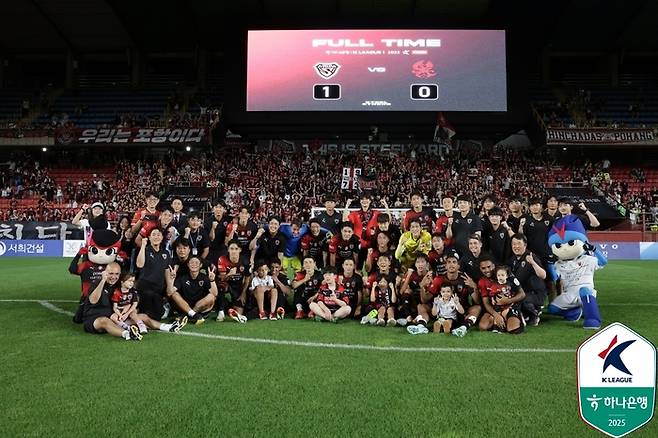 Pohang players are taking a group photo after winning the Gwangju War. Photo | Korea Professional Football Federation