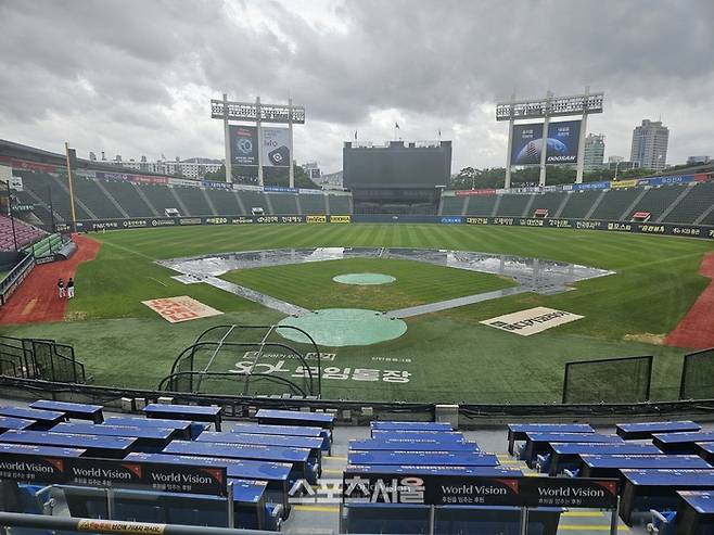 방수포가 깔린 잠실구장 모습. 13일 NC-두산전은 우천으로 인해 취소됐다. 잠실 | 강윤식 기자 skywalker@sportsseoul.com