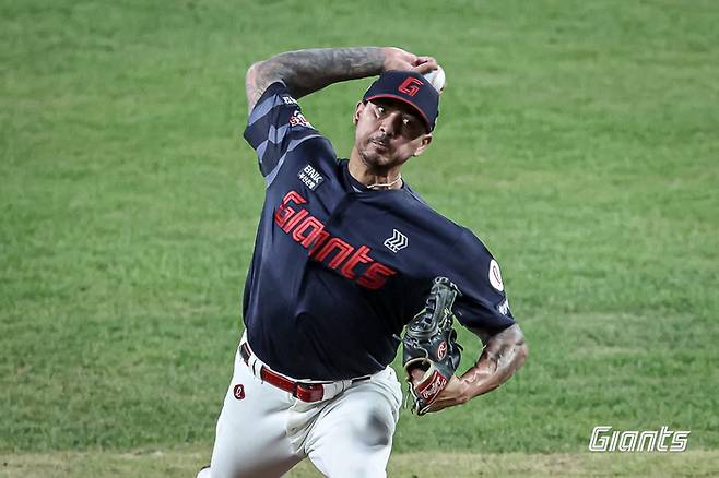 벨라스케즈가 투구에 임하고 있다. 사진 | 롯데 자이언츠