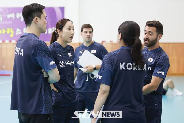 2023년 한국 여자배구대표팀 감독 재직 시절 코칭 스태프들과 이야기를 나누는 세사르 에르난데스 감독. /사진=뉴시스