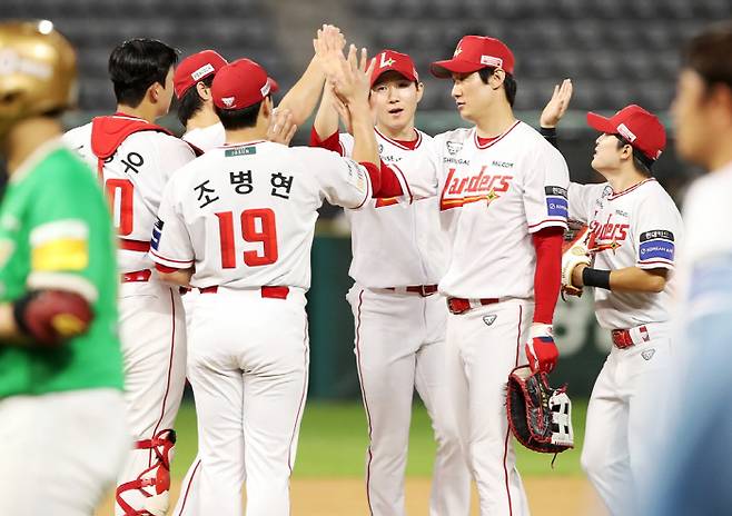12일 인천 키움전에서 승리 후 기뻐하는 선수들. 사진=SSG 랜더스
