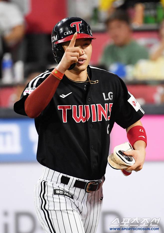 12일 수원KT위즈파크에서 열린 KBO리그 KT 위즈와 LG 트윈스의 경기. LG 박해민이 득점 훔 환호하고 있다. 수원=박재만 기자 pjm@sportschosun.com/2025.08.12/