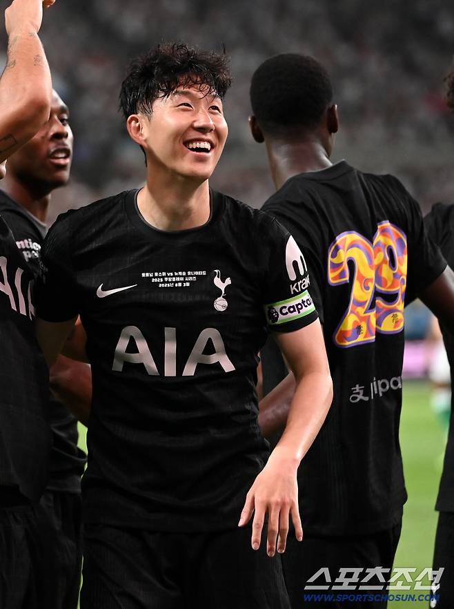 3일 서울월드컵경기장에서 열린 토트넘과 뉴캐슬의 경기, 토트넘 브레넌 존슨이 선제골을 터뜨린 후 손흥민과 기쁨을 나누고 있다. 상암=허상욱 기자wook@sportschosun.com/2025.08.03/