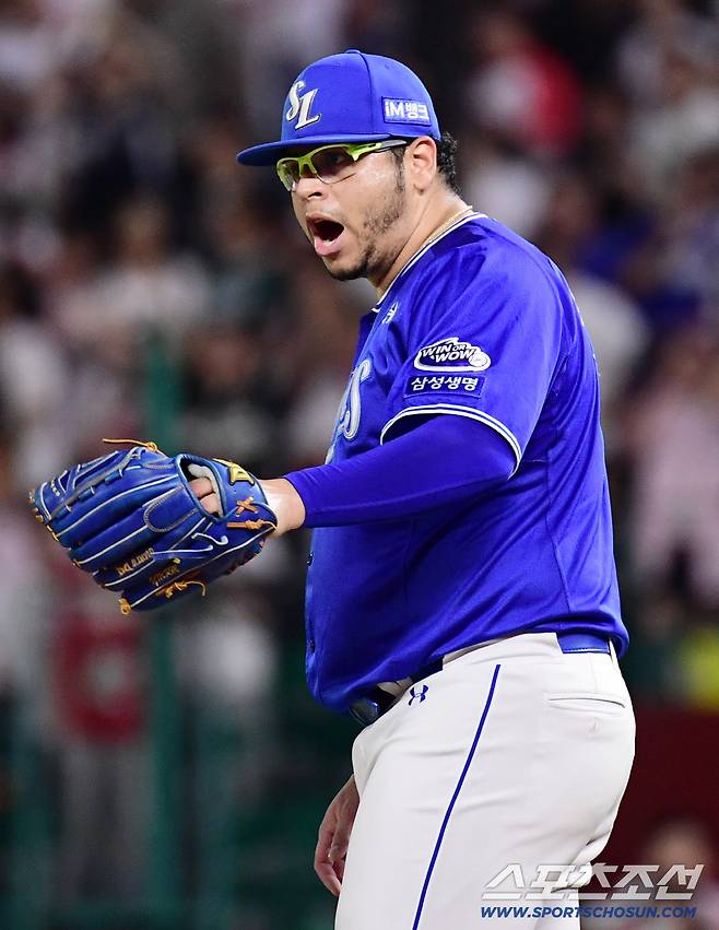 7일 인천 SSG랜더스필드에서 열린 SSG와 삼성의 경기. 김영웅의 호수비에 환호하고 있는 후라도. 인천=송정헌 기자songs@sportschosun.com/2025.08.07/