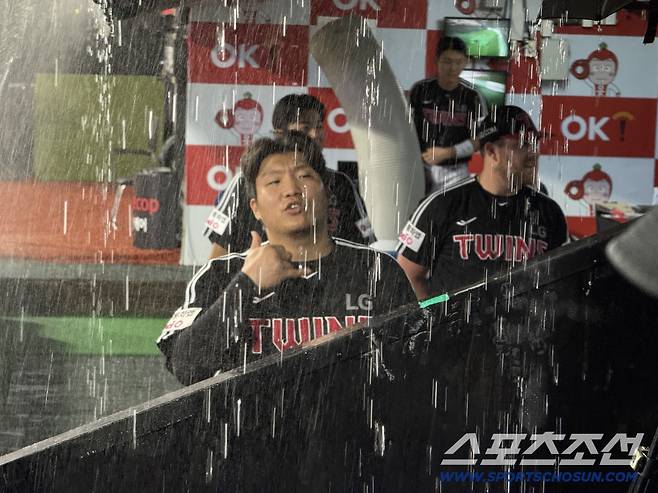 LG 선수들이 폭우가 내리는 그라운드를 바라보고 있다. 수원=정재근 기자