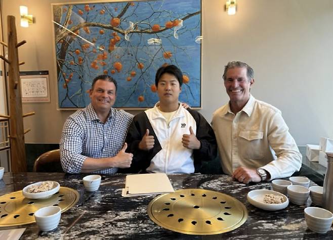 글로벌 에이전시 파라곤스포츠인터내셔널과 계약한 KT 위즈 강백호(가운데). 사진제공=파라곤스포츠인터내셔