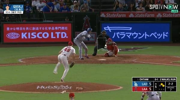 2루 베이스 위를 향하는 타구를 날린 오타니. ⓒSPOTV 중계화면 캡처