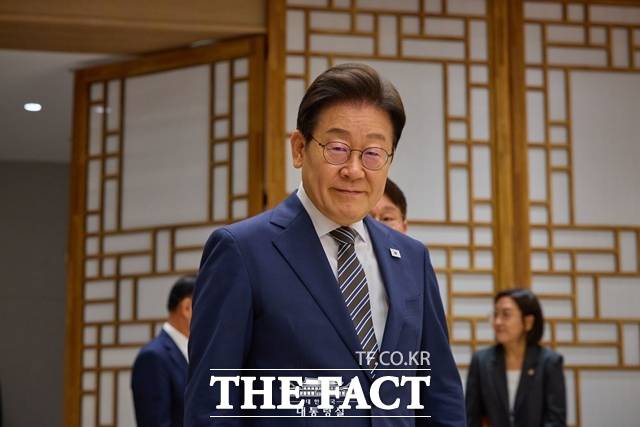 한미 정상회담 일정이 오는 25일로 확정되면서 이재명 대통령은 다소 진통 끝에 취임 초 '통과의례'를 치르게 됐다. 이 대통령이 7월 23일 용산 대통령실에서 열린 임명장 및 위촉장 수여식에 참석하고 있다. /대통령실