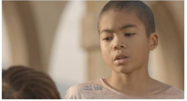 2016년 인기리에 방영된 TV 드라마 '태양의 후예'에 출연한 꼬마 조엘진. '염소소년'이라는 애칭이 붙기도 했다. / KBS 화연 캡처