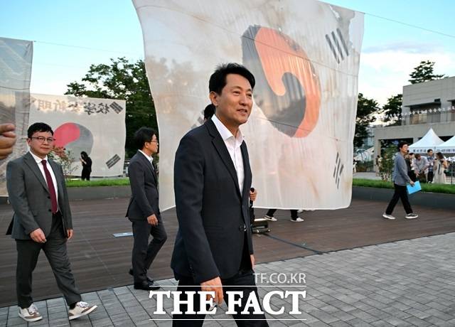 9일 노들섬에서 열린 '광복 80주년 기념행사'를 찾은 오세훈 서울시장이 야외 전시를 둘러보고 있다./서울시