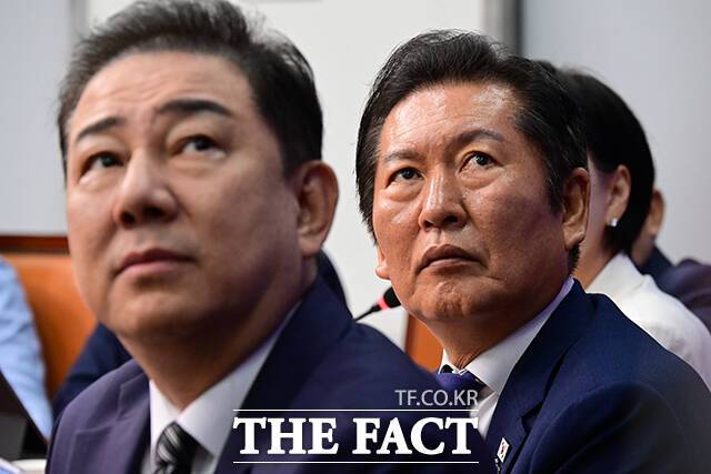 정청래 더불어민주당 대표(가운데)가 13일 오전 서울 여의도 국회에서 열린 최고위원회의에서 권성동 국민의힘 의원이 통일교 소유의 골프장에 방문하는 영상을 시청하고 있다. /국회=남윤호 기자