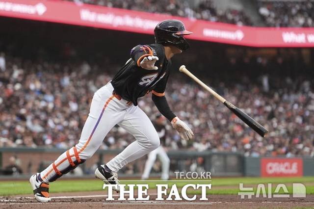 이정후가 13일(한국시간) 샌디에이고전 6회말 무사 1,2루에서 총알 같은 타구를 날렸지만 우익수 정면으로 향해 아웃되고 말았다. /뉴시스