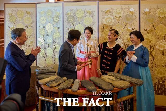 대통령실이 지난 12일 이재명 대통령과 김혜경 여사가 청와대 상춘재에서 국빈방한 중인 또 럼 베트남 당서기장과 응오 프엉 리 여사와 함께 문화 공연을 보고 있다. /이재명 대통령 SNS 갈무리