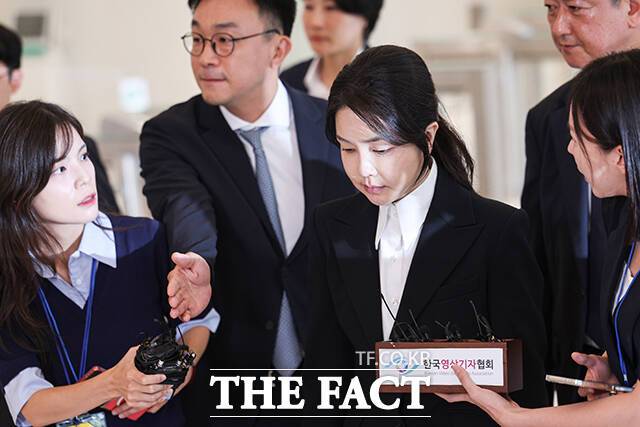 전직 영부인 사상 최초로 구속된 윤석열 전 대통령 부인 김건희 여사가 오는 14일 김 여사 연루 의혹을 수사하는 민중기 특별검사팀의 조사에 출석할 수 있을지 불투명한 상태다. 건강상의 이유에서다. /사진공동취재단