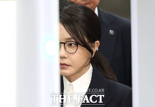 자본시장과 금융투자업에 관한 법률 위반, 정치자금법 위반, 특정범죄 가중처벌 등에 관한 법률 위반(알선수재) 등의 혐의를 받는 윤석열 전 대통령 부인 김건희 여사가 12일 서울 서초구 서울중앙지법에서 열린 구속 전 피의자 심문(영장실질심사)을 마치고 법정을 나서고 있다. 2025.08.12 사진공동취재단