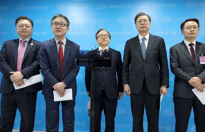 박일준 대한상공회의소 상근부회장, 이동근 한국경영자총협회 상근부회장, 김창범 한국경제인협회 부회장 등 경제8단체 임원들이 19일 국회 소통관에서 본회의에 통과된 상법 개정안에 대한 대통령 권한대행의 재의요구권 행사를 촉구하며 기자회견을 하고 있다. 2025.3.19. 연합뉴스