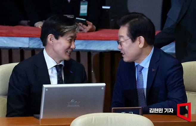 지난해 12월 당시 이재명 더불어민주당 대표와 조국 조국혁신당 대표가 국회 본회의에서 대화하는 모습. 김현민 기자