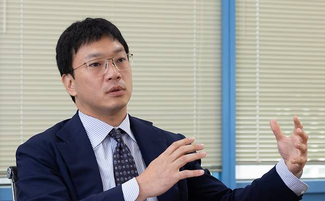 서태원 DI동일 대표이사 부회장이 7일 서울 강남구 본사에서 2차전지용 양극박 사업 방향에 대해 설명하고 있다. /조인원 기자