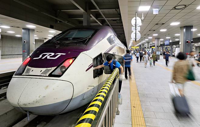 지난 11일 서울 강남구 수서역에서 SRT가 출발 준비를 하고 있다. 코레일과 SR(SRT 운영사)의 교차 운행이 이뤄지면 서울역에서도 SRT를 탈 수 있게 된다./장경식 기자