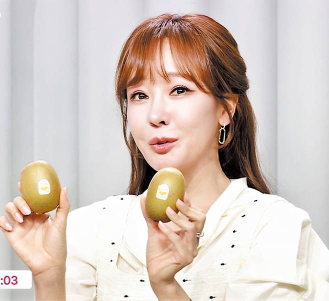 배우 소유진이 GS샵 '소유진쇼'에서 키위를 판매하는 모습. /GS샵