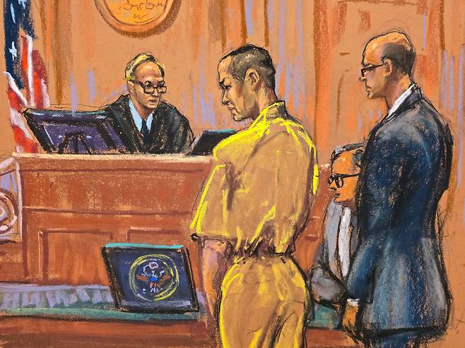 사기 혐의로 기소된  테라폼랩스 설립자 권도형이 8월 12일(현지 시각) 미국 뉴욕의 폴 엥겔마이어 연방지방법원 판사 앞에서 죄수복을 입고 서있다./로이터 연합뉴스