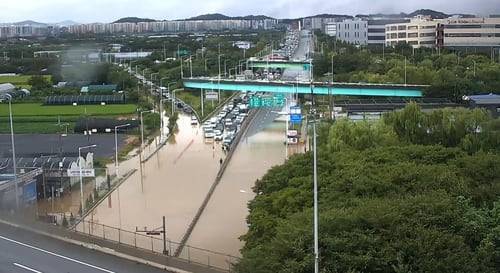13일 호우경보가 내려진 경기도 김포시 고촌읍의 한 도로가 폭우로 인해 침수돼 있다./연합뉴스