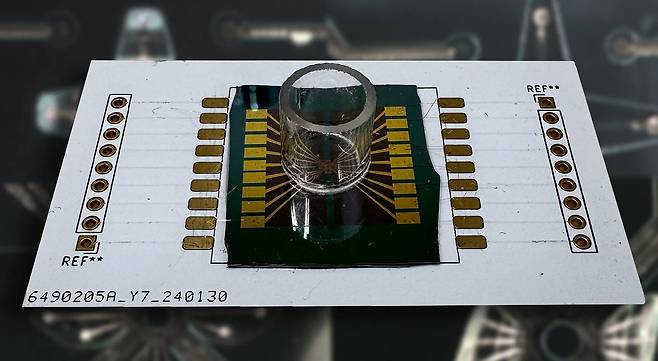 오가노이드 칩.가운데 투명한 실린더에 뇌 오가노이드가 있고, 주변에는 전극과 회로들이 연결돼 있다. 미국 존스홉킨스대 연구진은 살아있는 신경 조직과 하드웨어를 결합한 바이오 칩을 개발했다./미 존스홉킨스대