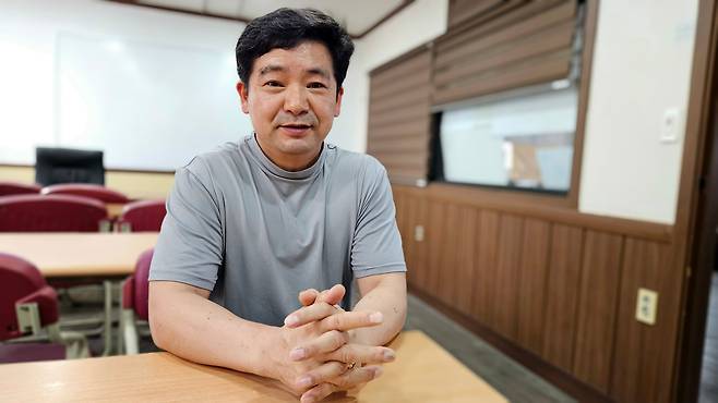 고기복 모두를 위한 이주인권문화센터 대표가 지난 11일 경기도 용인시 사무실에서 외국인 근로자의 인권에 대해 설명하고 있다./박성우 기자