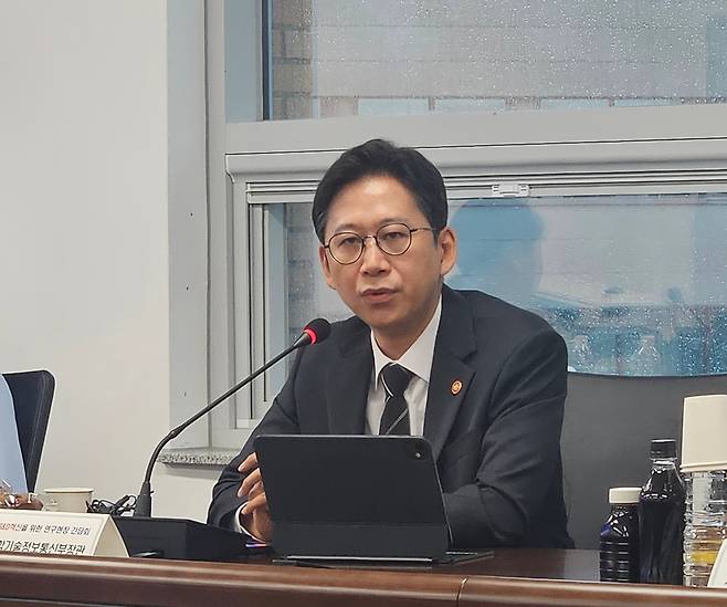 배경훈 과학기술정보통신부 장관이 13일 서울 관악구 서울대 반도체공동연구소에서 열린 ‘R&D 생태계 혁신을 위한 연구현장 간담회’에서 “R&D 예산 삭감, 과제 폐지 등으로 크게 훼손된 기초과학을 회복하고, 국내 인재들이 해외로 나가지 않고 한국에서 연구에 몰두할 수 있는 환경을 만들겠다”고 말했다./염현아 기자