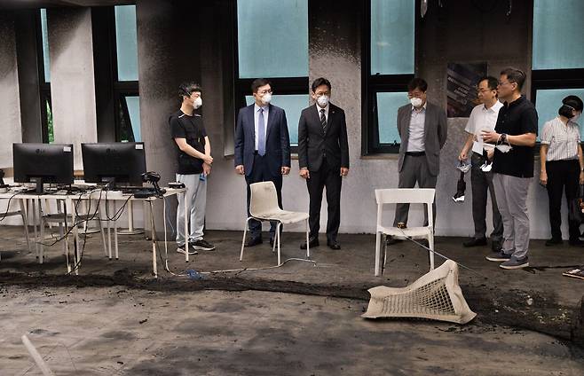 배경훈 과학기술정보통신부 장관이 13일 서울 관악구 서울대학교 유회진학술정보관 실습실을 방문해 배터리 화재 사고 현장을 둘러보고 있다./과학기술정보통신부