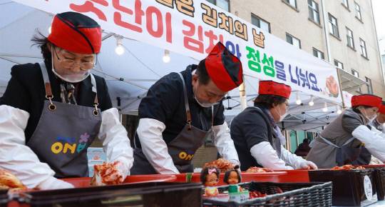 김영환 충북도지사를 비롯한 관계자들이 어쩌다 못난이 김치를 담그고 있다. 충북도 제공