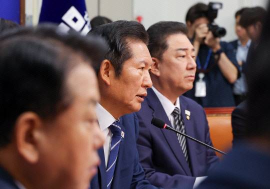 정청래 더불어민주당 대표가 13일 국회에서 열린 최고위원회의에서 발언하고 있다. 연합뉴스