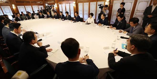 김민석 국무총리와 정청래 더불어민주당 대표, 강훈식 대통령실 비서실장 및 참석자들이 10일 서울 종로구 삼청동 총리공관에서 제2차 고위당정협의회를 하고 있다.ⓒ뉴시스